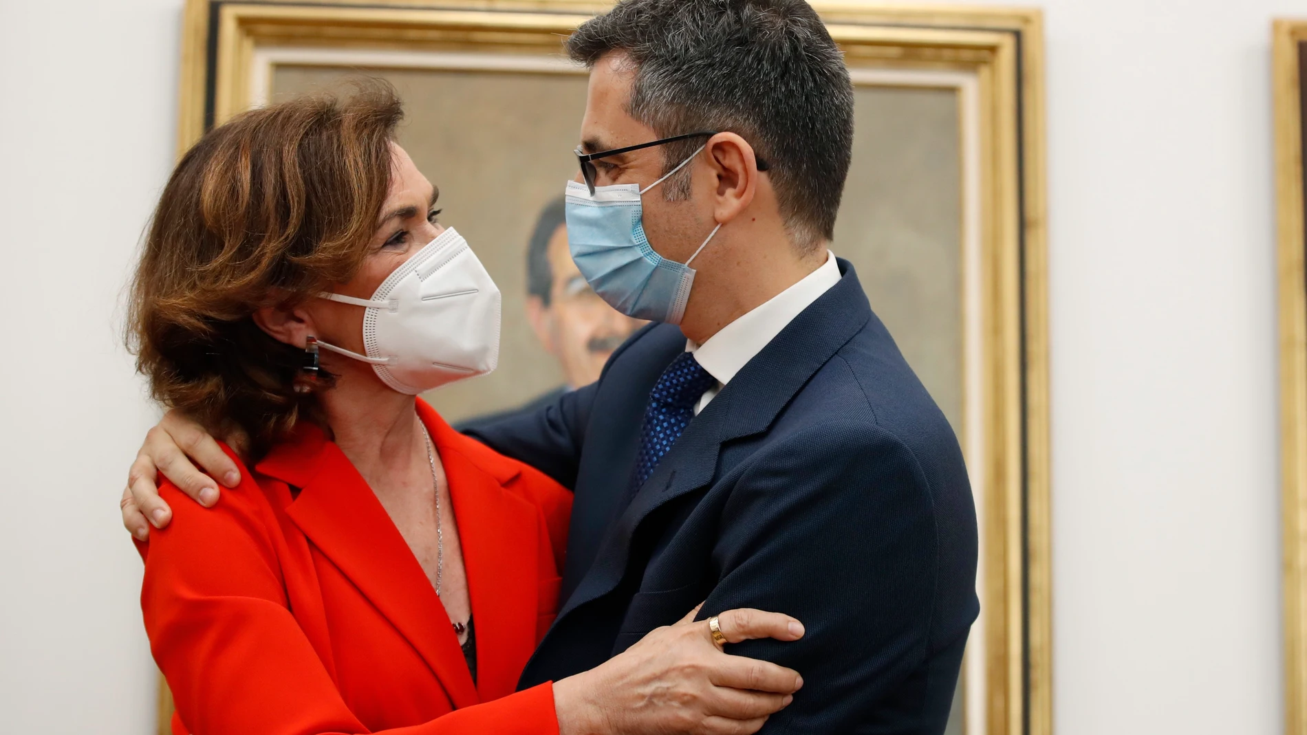 Carmen Calvo y Félix Bolaños se funden en un abrazo en el relevo "más amoroso" de los que se produjeron ayer