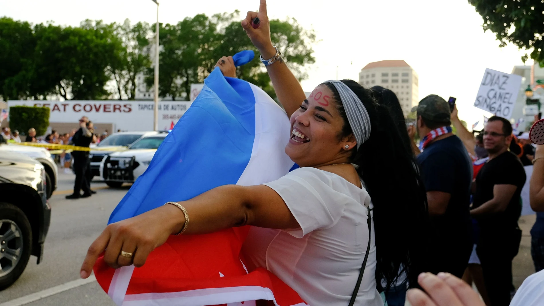 Gente en Miami festejando las protestas en Cuba