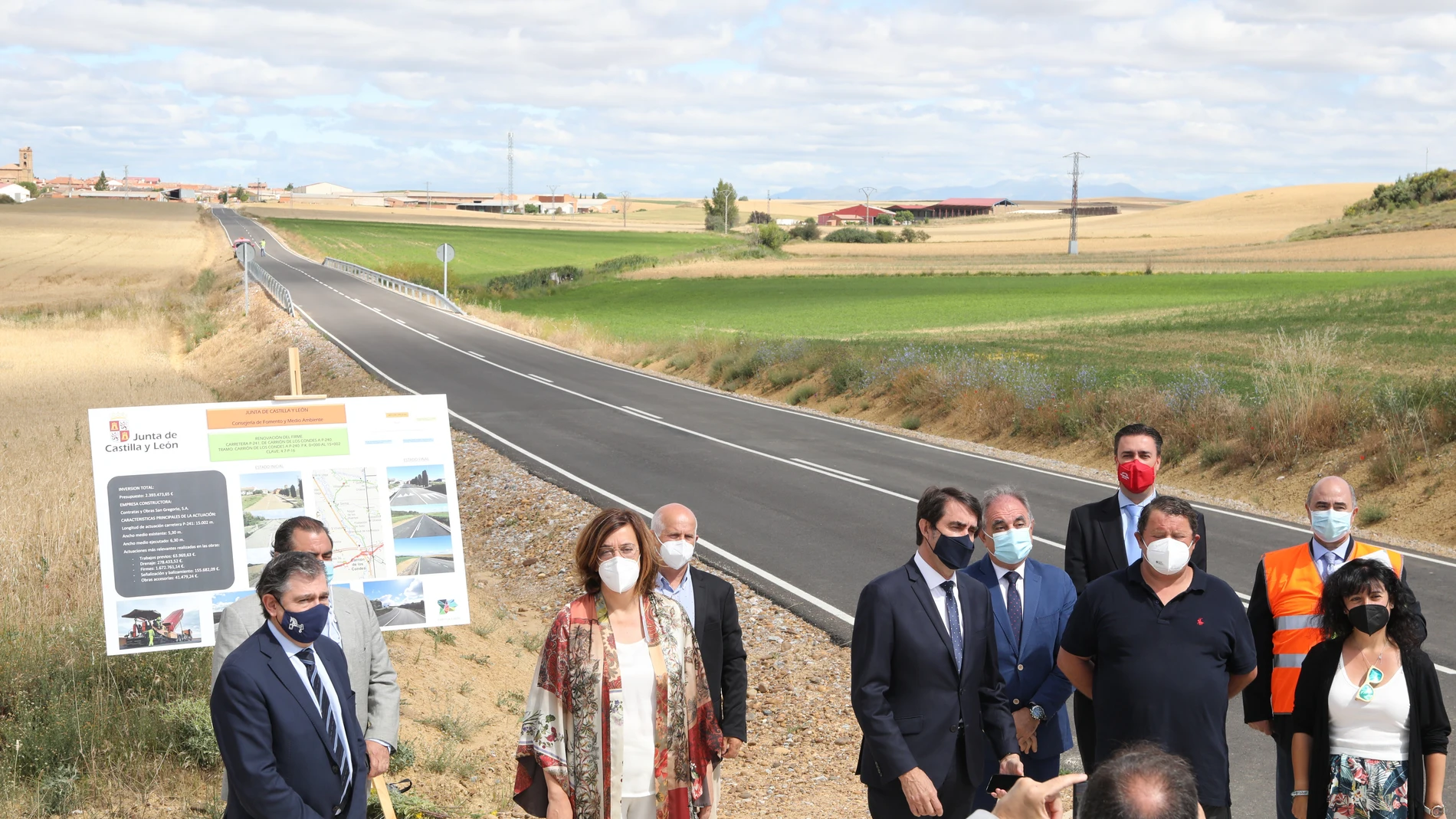El consejero de Fomento y Medio Ambiente, Juan Carlos Suárez-Quiñones, visita la renovada carretera autonómica P-241, junto a la presidenta de la Diputación, Ángeles Armisén, entre otros