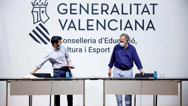El conseller de Educación, Vicent Marzà (izqda), junto al secretario autonómico de Educación, Miguel Soler, al comienzo de la rueda de prensa, ofrecida este martes en Valencia, para informar sobre las líneas organizativas del curso 2021-2022