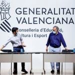 El conseller de Educación, Vicent Marzà (izqda), junto al secretario autonómico de Educación, Miguel Soler, al comienzo de la rueda de prensa, ofrecida este martes en Valencia, para informar sobre las líneas organizativas del curso 2021-2022