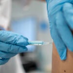 Un joven recibe la primera dosis de la vacuna de Pfizer en el Hospital Zendal el pasado 13 de julio, día en el que comenzó la vacunación a jóvenes madrileños a partir de 16 años.