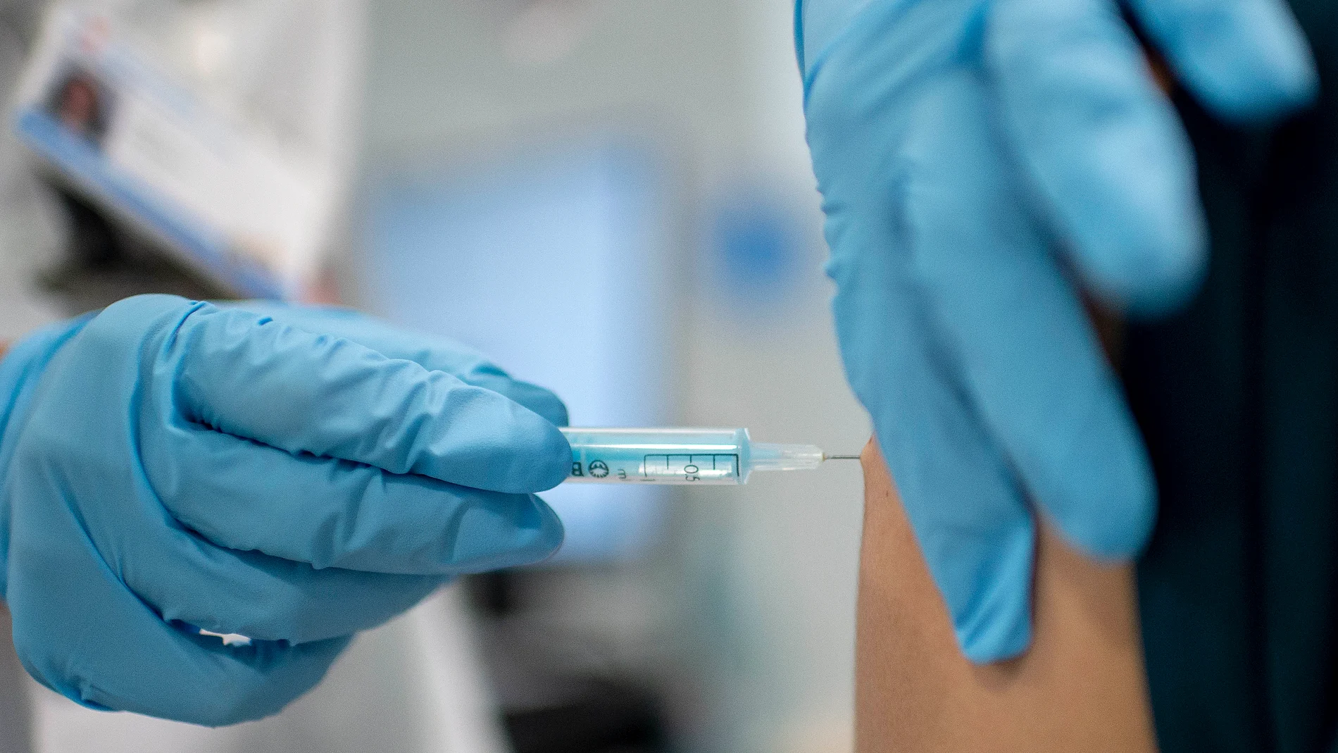 Un joven recibe la primera dosis de la vacuna de Pfizer en el Hospital Zendal el pasado 13 de julio, día en el que comenzó la vacunación a jóvenes madrileños a partir de 16 años.