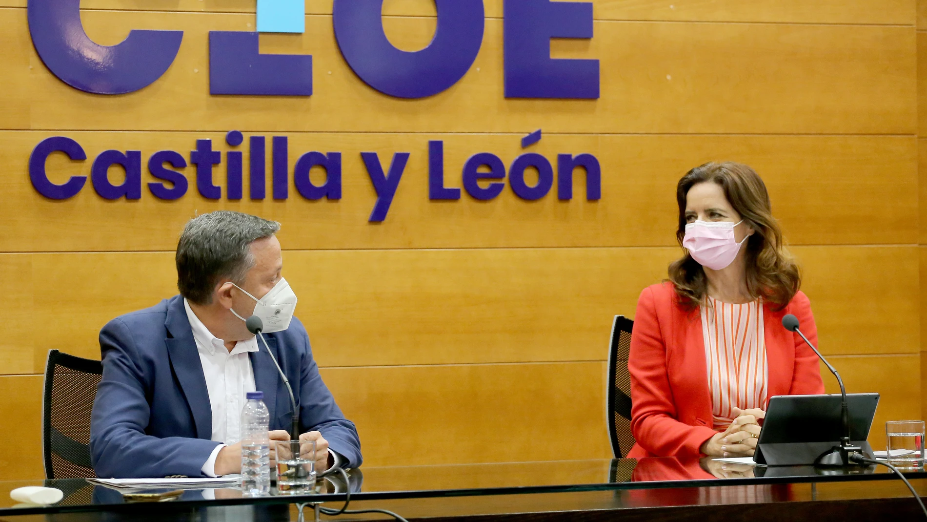 La Confederación de Comercio de Castilla y León (Conferco) celebra su Asamblea para renovar su Junta Directiva a la que asisten, la consejera de Empleo e Industria, Ana Carlota Amigo, y el presidente de Conferco, Adolfo Sainz