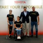 El secretario general del Comité Paralímpico Español, Miguel Sagarra, y los deportistas Carolina Marín, Eva Moral y Niko Shera, en el acto de Toyota para despedir a los participantes en Tokio