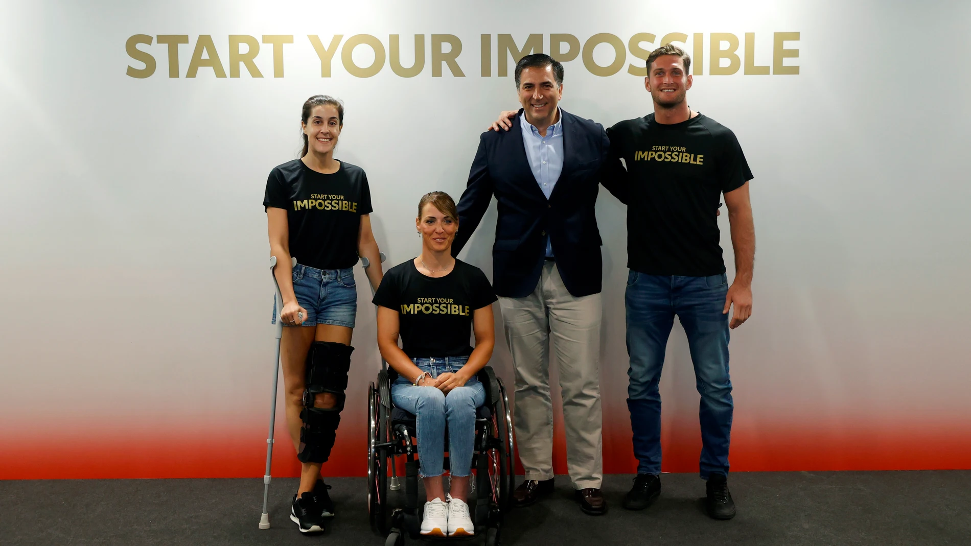El secretario general del Comité Paralímpico Español, Miguel Sagarra, y los deportistas Carolina Marín, Eva Moral y Niko Shera, en el acto de Toyota para despedir a los participantes en Tokio