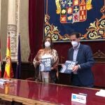 La presidenta de la Diputación de Palencia, Ángeles Armisén, y el alcalde Mario Simón suscriben el acuerdo de colaboración