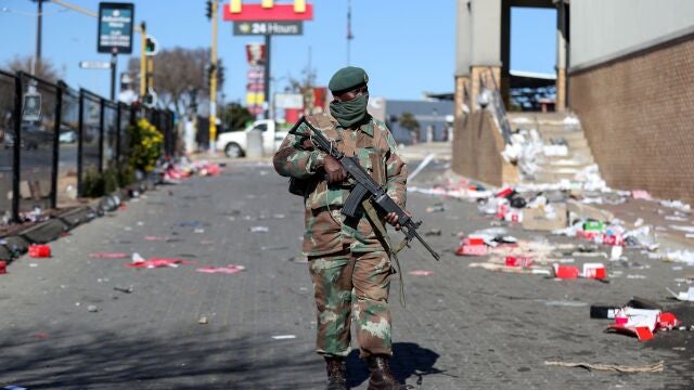 Un soldado patrulla en Soweto tras un acto de vandalismo
