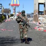 Un soldado patrulla en Soweto tras un acto de vandalismo