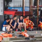 Suzhou (China), 13/07/2021.- Rescue workers rest near the site where the Four Seasons Kaiyuan Hotel collapsed, in Suzhou city, near Shanghai, eastern China, 13 July 2021. The Four Seasons Kaiyuan Hotel in Suzhou city collapsed on 12 July due to unknown circumstances. At least eight people were killed and nine others were reported missing, as the cause of the accident is under investigation. More than 600 firefighters are conducting rescue works to find the missing. (Incendio) EFE/EPA/ALEX PLAVEVSKI