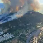  Un incendio cercano a Barcelona amenaza los domicilios y obliga a cortar la autopista AP-7