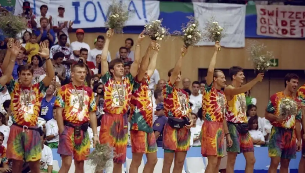 La selección lituana de baloncesto recibe el bronce olímpico con sus camisetas hechas por el grupo de rock Grateful Dead