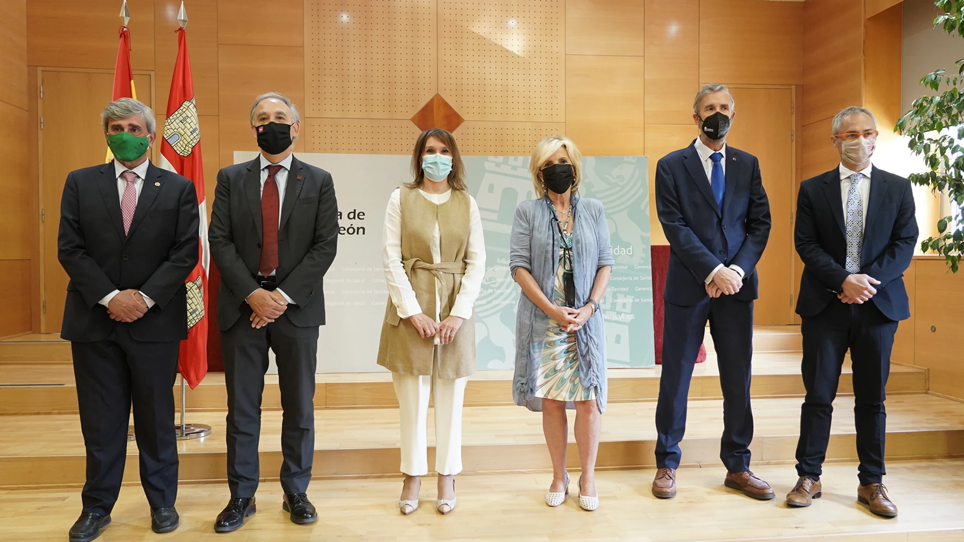 Las consejeras de Sanidad y Educación, Verónica Casado y Rocío Lucas, respectivamente, junto a los rectores de las universidades