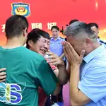 Guo Gangtang y su mujer se abrazan con su hijo después de veinte años sin verlo porque había sido secuestrado