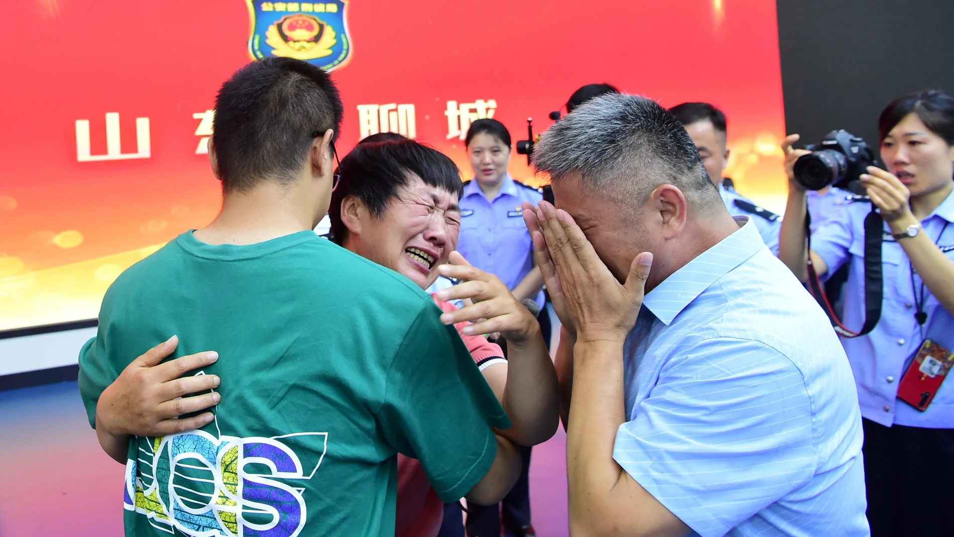 Guo Gangtang y su mujer se abrazan con su hijo después de veinte años sin verlo porque había sido secuestrado