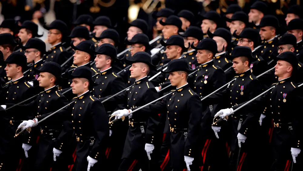 Francia celebra su Fiesta Nacional con miles de militares marchando en la capital francesa. EFE