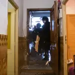 Agentes de la Policía Nacional entran en un domicilio ocupado en Madrid para ejecutar un desahucio