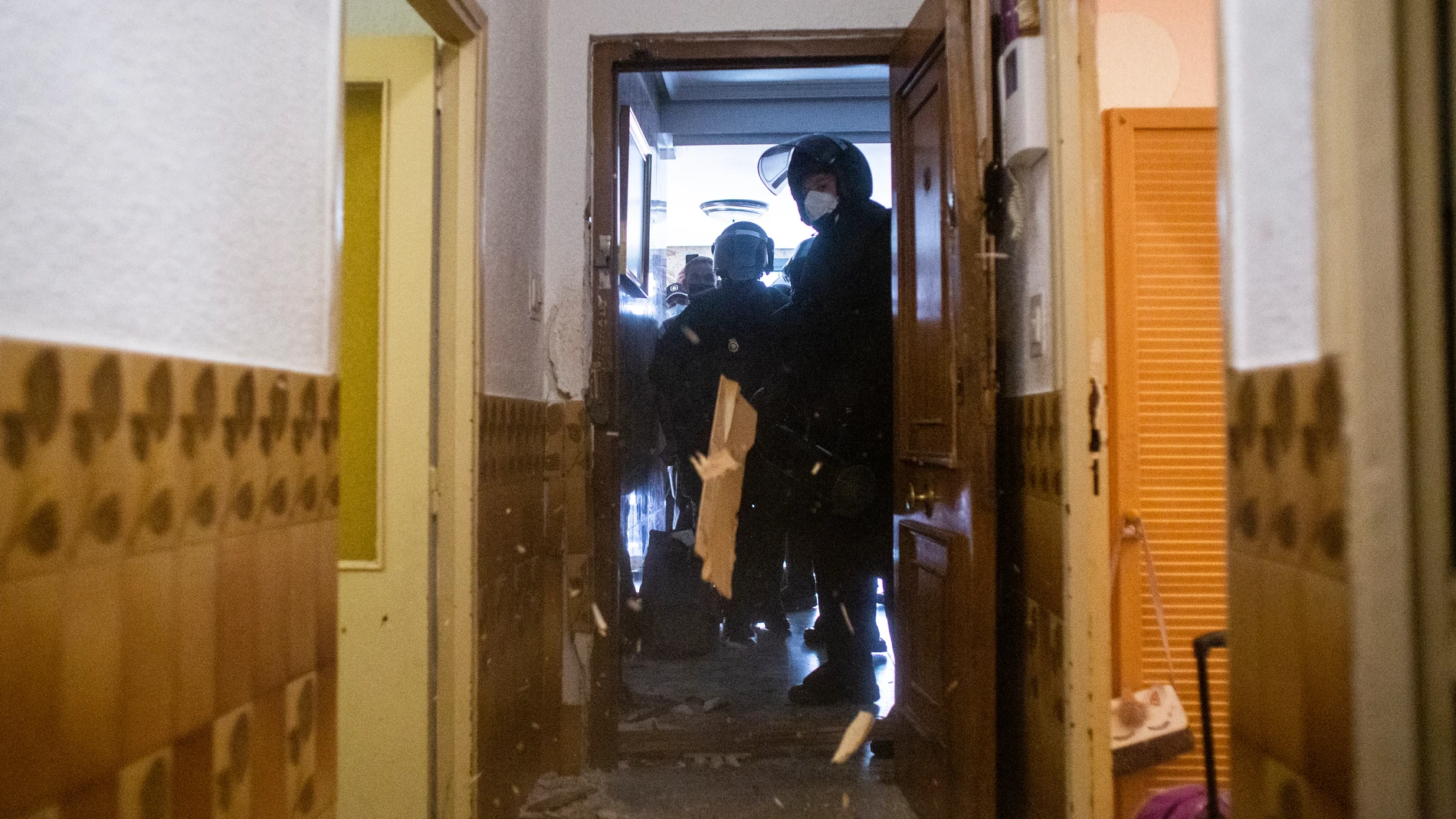 Agentes de la Policía Nacional entran en un domicilio ocupado en Madrid para ejecutar un desahucio