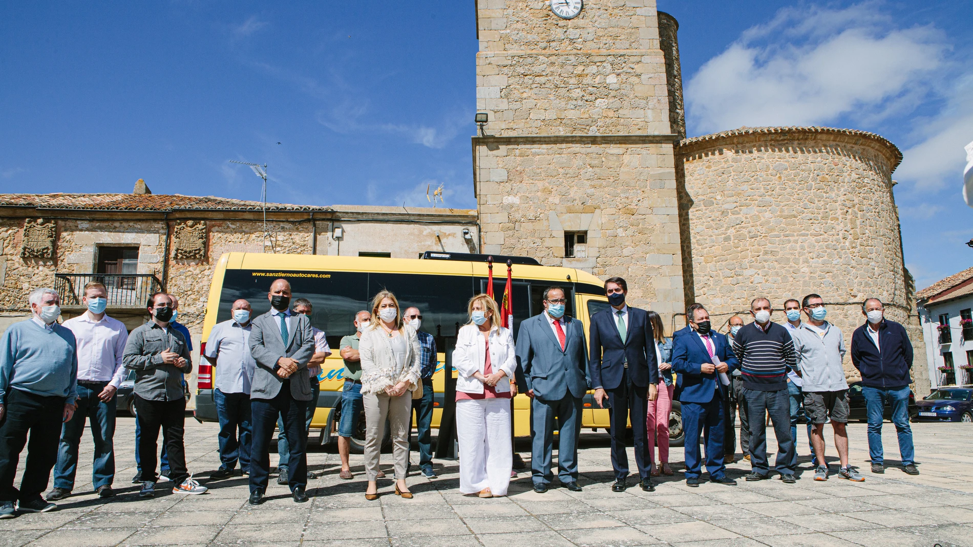 El consejero de Fomento y Medio Ambiente, Juan Carlos Suárez-Quiñones, presenta el bono rural de transporte a la demanda gratuito para la zona de Gómara