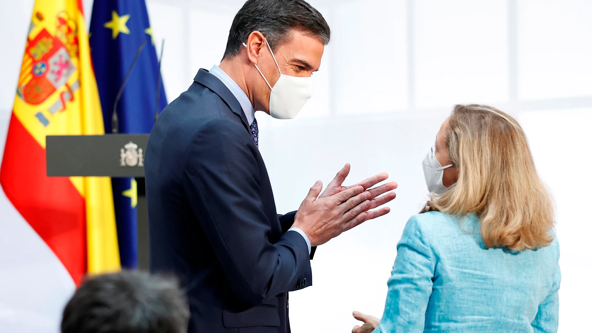 El presidente del Gobierno, Pedro Sánchez, junto a la vicepresidenta primera y ministra de Asuntos Económicos y Transformación Digital, Nadia Calviño