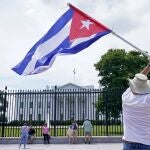 ARCHIVO: La gente participa en una manifestación frente a la Casa Blanca en Washington, el martes 13 de julio de 2021, en apoyo a los manifestantes en Cuba.