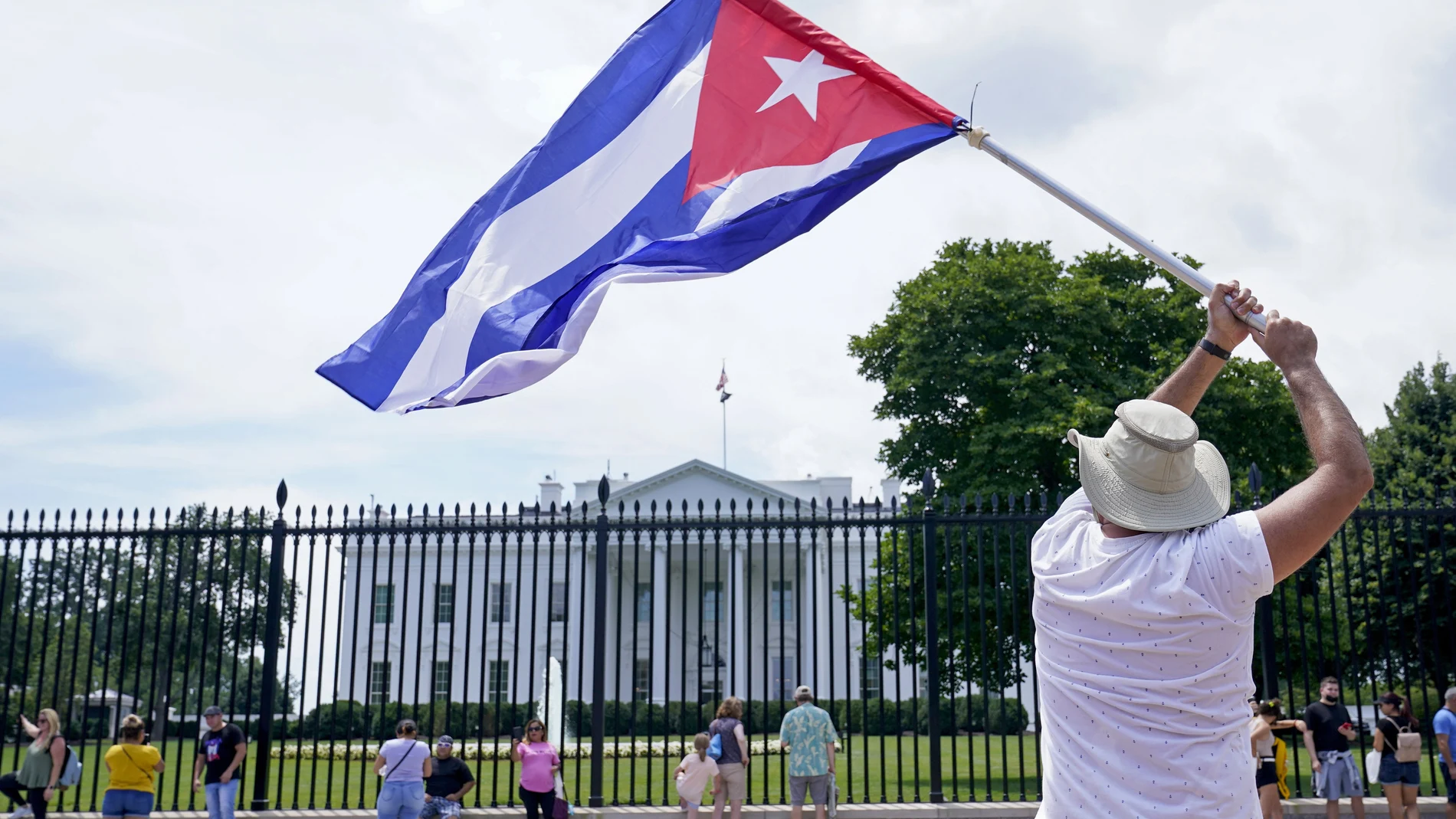 ARCHIVO: La gente participa en una manifestación frente a la Casa Blanca en Washington, el martes 13 de julio de 2021, en apoyo a los manifestantes en Cuba.