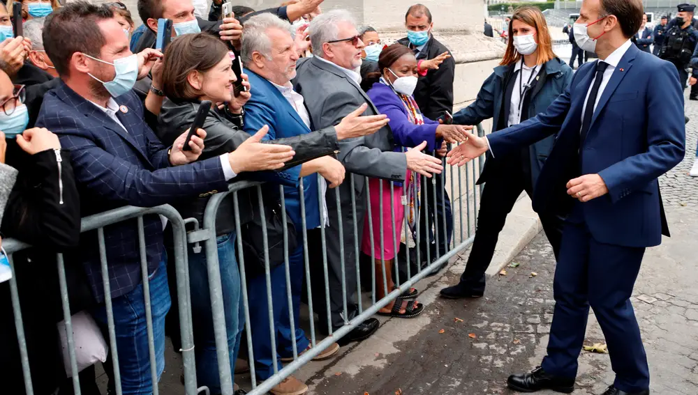 El presidente de Francia, Emmanuel Macron, saluda a la multitud que se había desplazado hasta el Champs-Elysees, en París. EFE