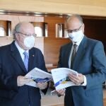 El presidente de las Cortes de Castilla y LeÓn, Luis Fuentes, recibe al presidente del Consejo EconÓmico y Social, Enrique Cabero, quien le entrega el Informe Anual 2020