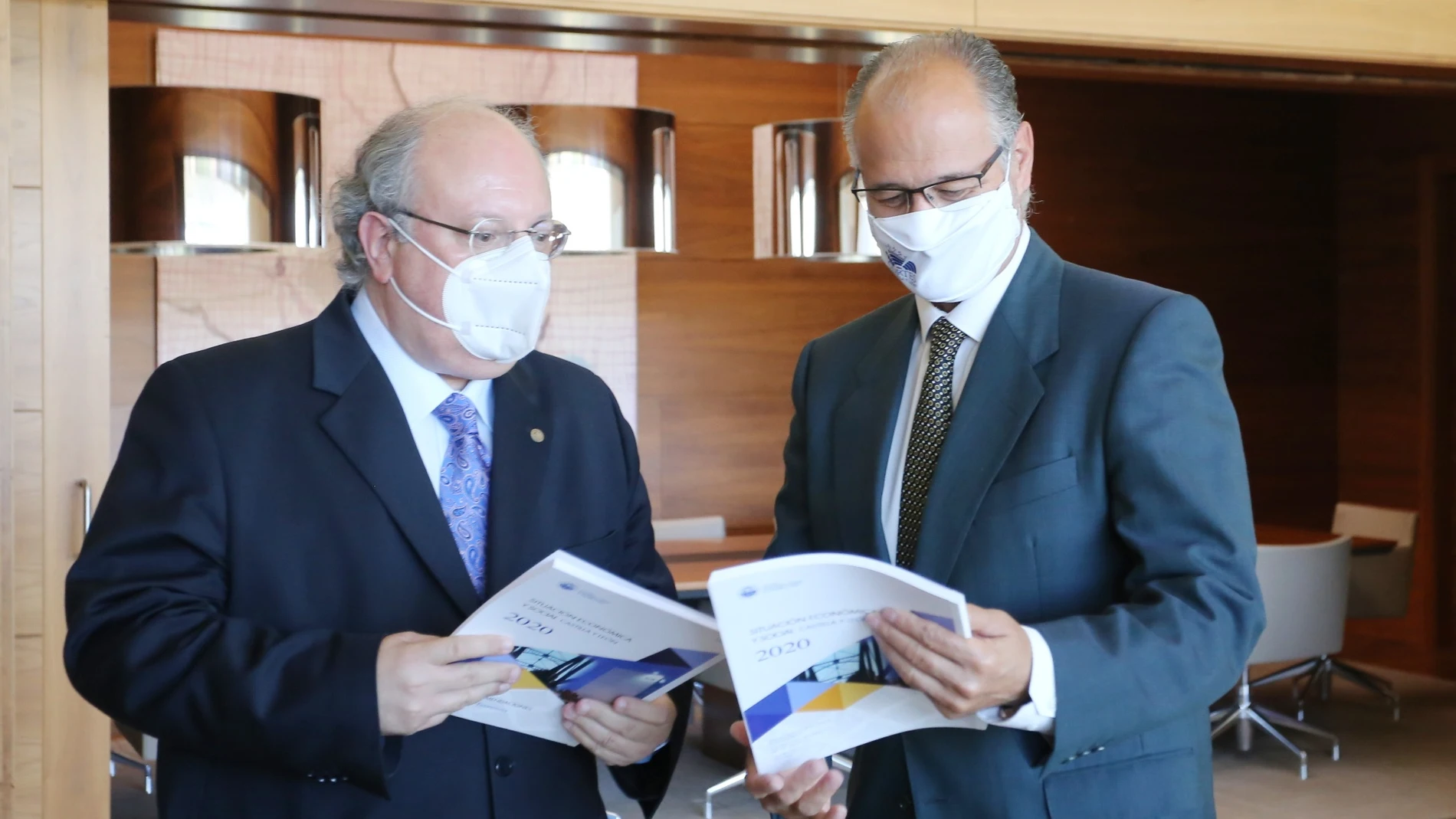 El presidente de las Cortes de Castilla y LeÓn, Luis Fuentes, recibe al presidente del Consejo EconÓmico y Social, Enrique Cabero, quien le entrega el Informe Anual 2020