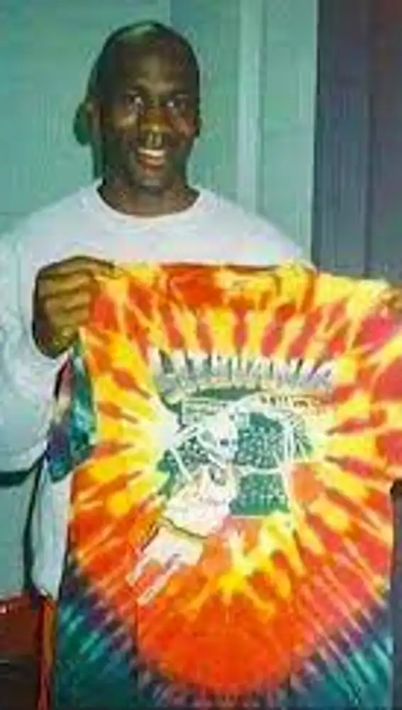 Michael Jordan sostiene una de las míticas camisetas que vistieron los lituanos en Barcelona 92