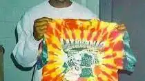 Michael Jordan sostiene una de las míticas camisetas que vistieron los lituanos en Barcelona 92