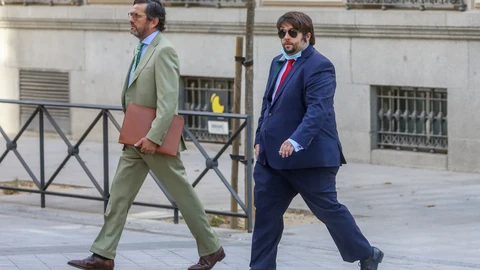 El perito ingeniero Javier Rubio (d), a su llegada a la Audiencia Nacional para declarar en el marco de la pieza "Kitchen" que se instruye en el "caso Villarejo"
