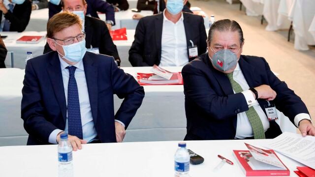 El presidente de la Generalitat, Ximo Puig (i), junto al presidente de AVE, Vicente Boluda, durante la asamblea general de la Asociación Valenciana de Empresarios (AVE), este miércoles en Valencia