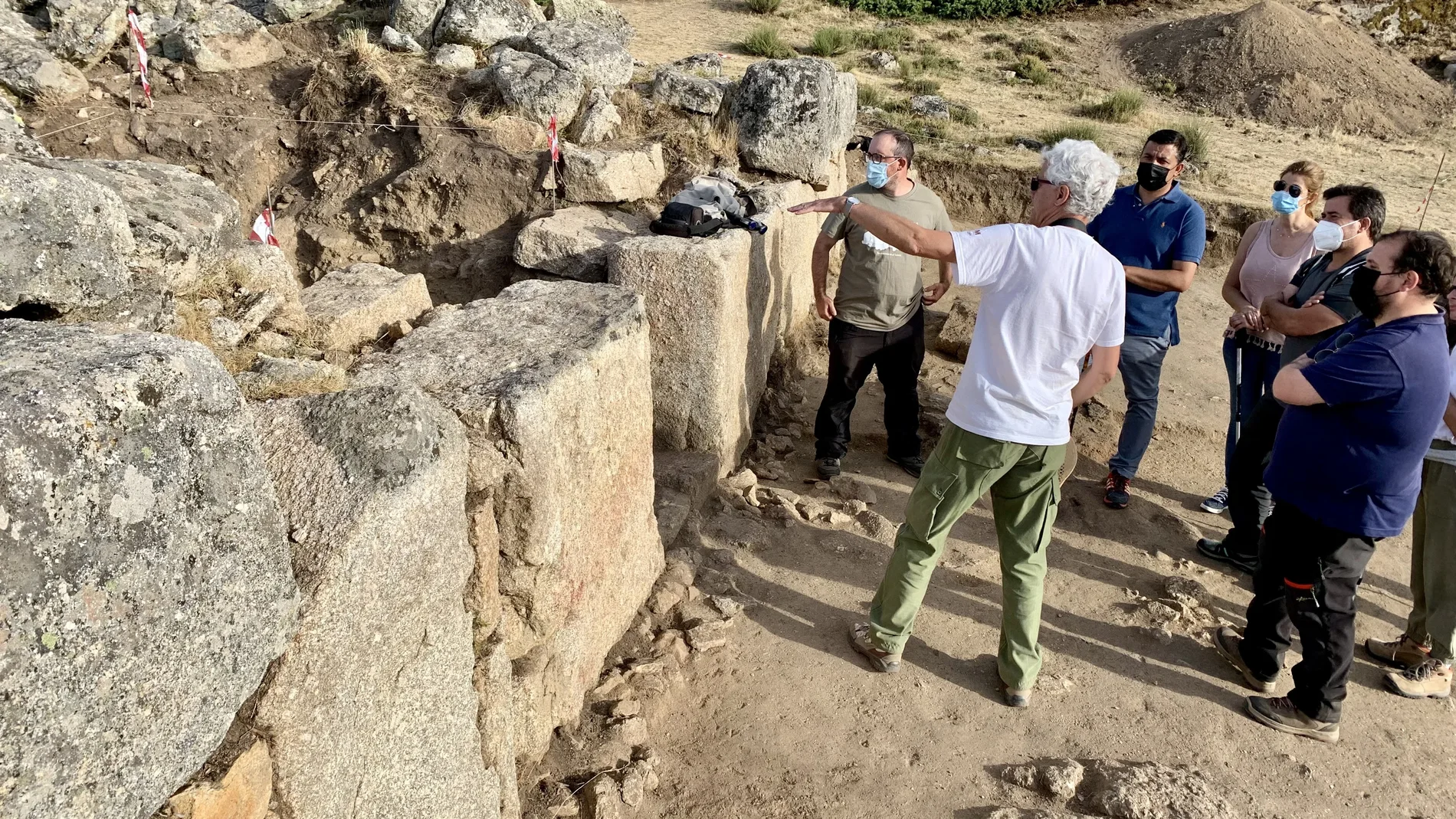 El presidente de la Diputación de Ávila, Carlos García, visita el castro de la excavación en el Torreón de Ulaca donde los trabajos de esta campaña encaran su recta final