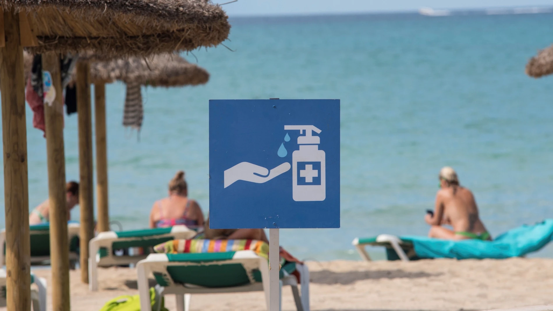 Si acude a playas o piscinas respete siempre los aforos, distancias y normas establecidas
