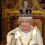 La reina Isabel II con la corona imperial.