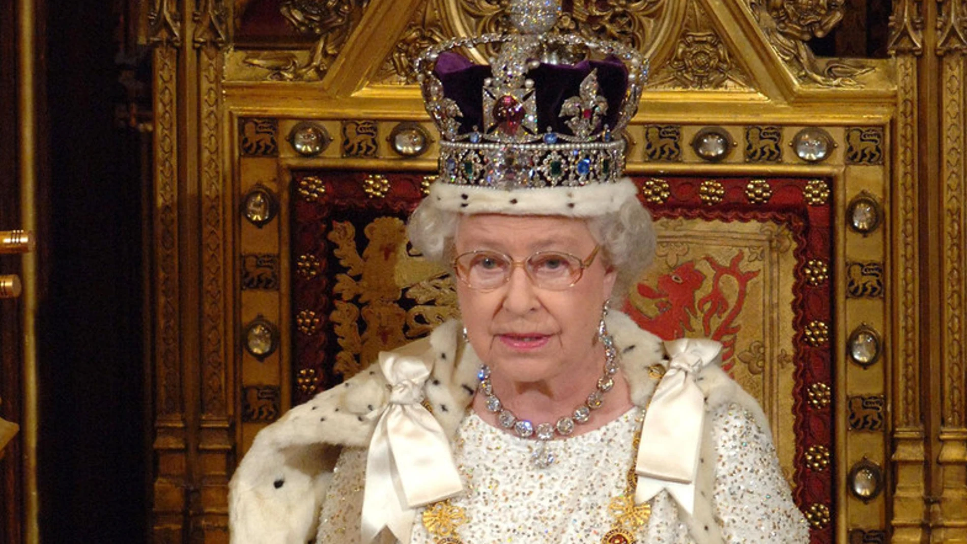 La reina Isabel II con la corona imperial.