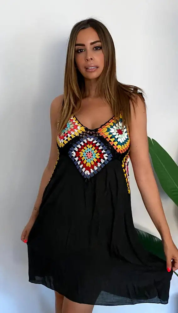 Rocío Flores TIENE CLARO que en tu maleta de verano (que NO facturas) no puede faltar un vestido negro con crochet para ser la REINA de Ibiza o El Palmar Rocío Flores TIENE CLARO que en tu maleta de verano (que NO facturas) no puede faltar un vestido negro con crochet para ser la REINA de Ibiza o El Palmar