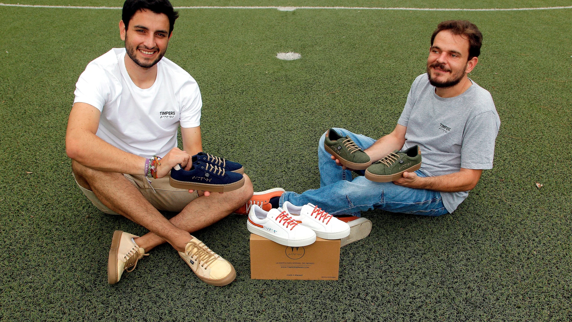 Aitor Carratalá (izqda), y Diego Soliveres, de la empresa alicantina Timpers, han diseñado las zapatillas que calzarán los atletas paralímpicos españoles en Tokio 2020.