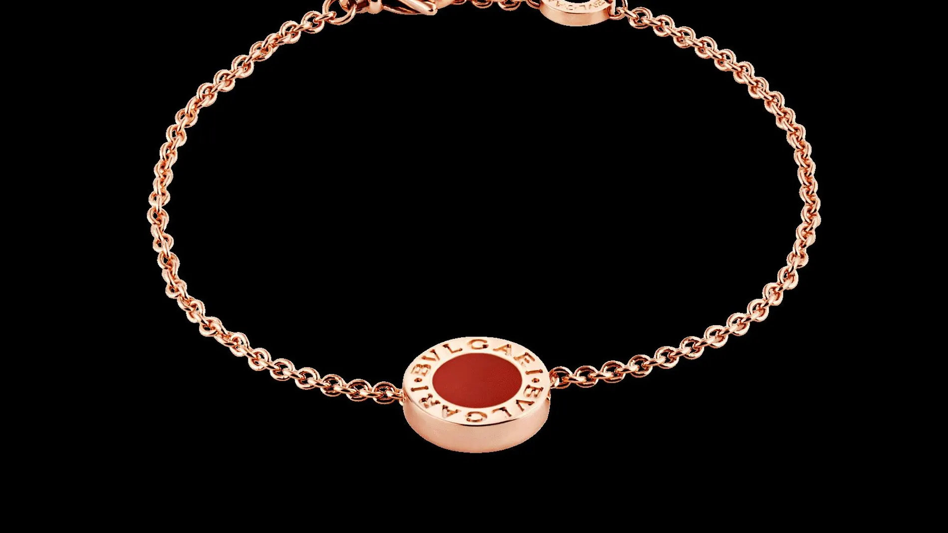 Las pulseras de la firma combinan con los collares y broches que dan un toque sofisticado a los atuendos.
