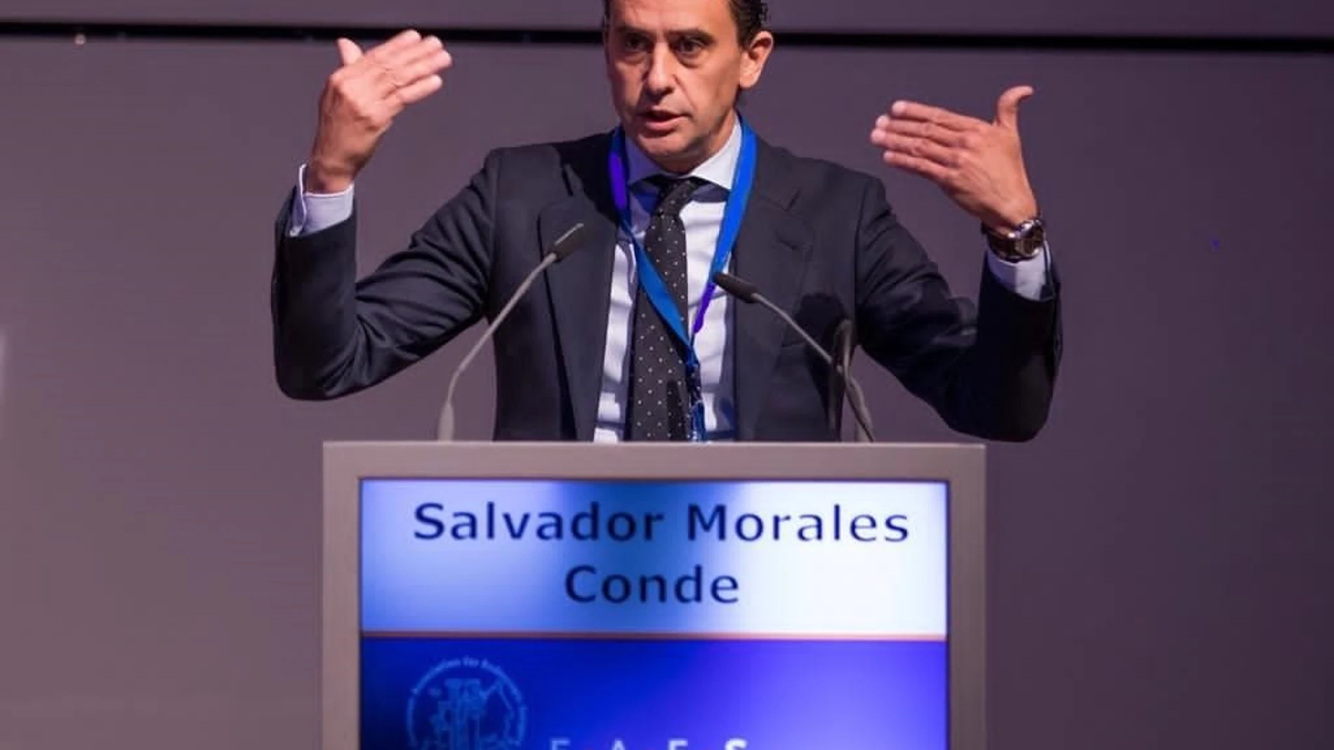 El doctor Salvador Morales en el congreso internacional de la European Association for Endoscopic Surgery