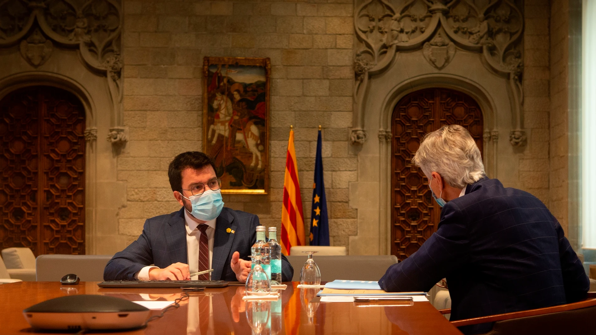 El presidente de la Generalitat, Pere Aragonès (i) acompañado por el conseller de Salud, Josep Maria Argimon (d).