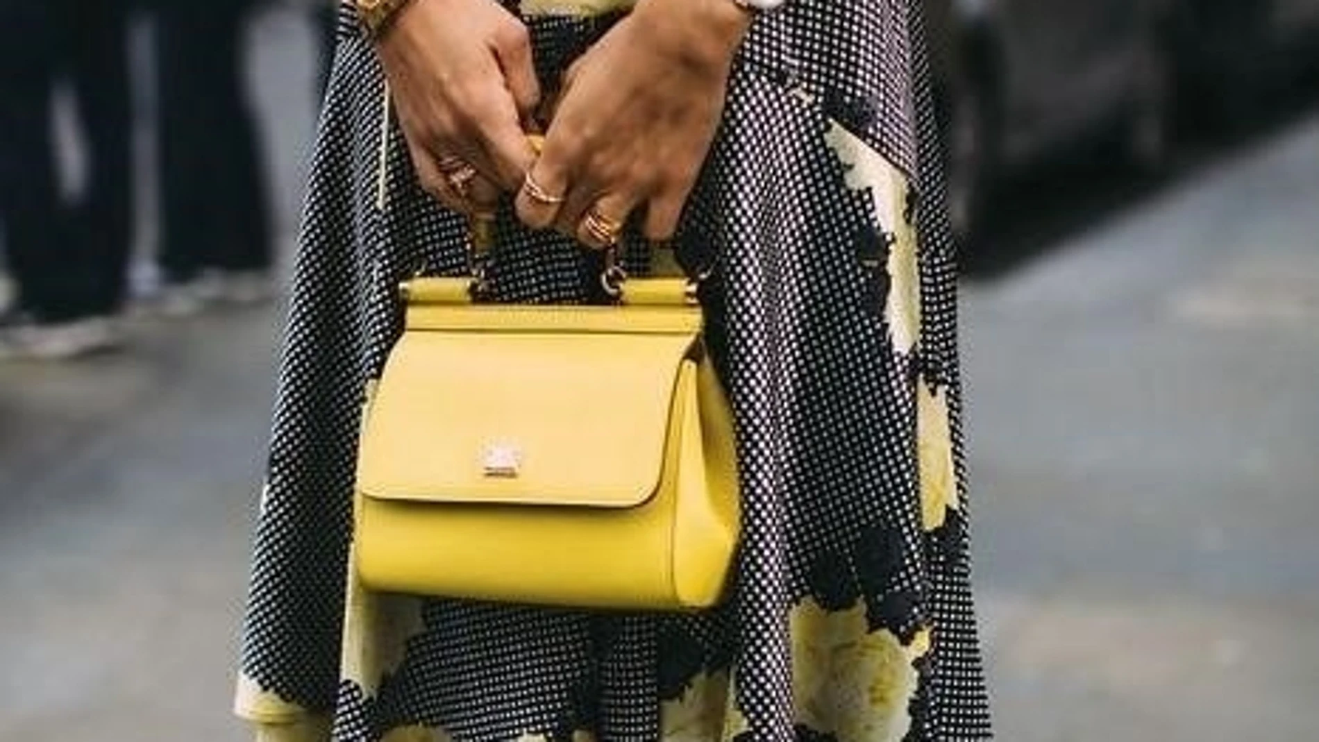 El bolso se distingue por su elegancia y tamaño.