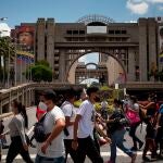 Personas caminando frente al Palacio de Justicia en Caracas
