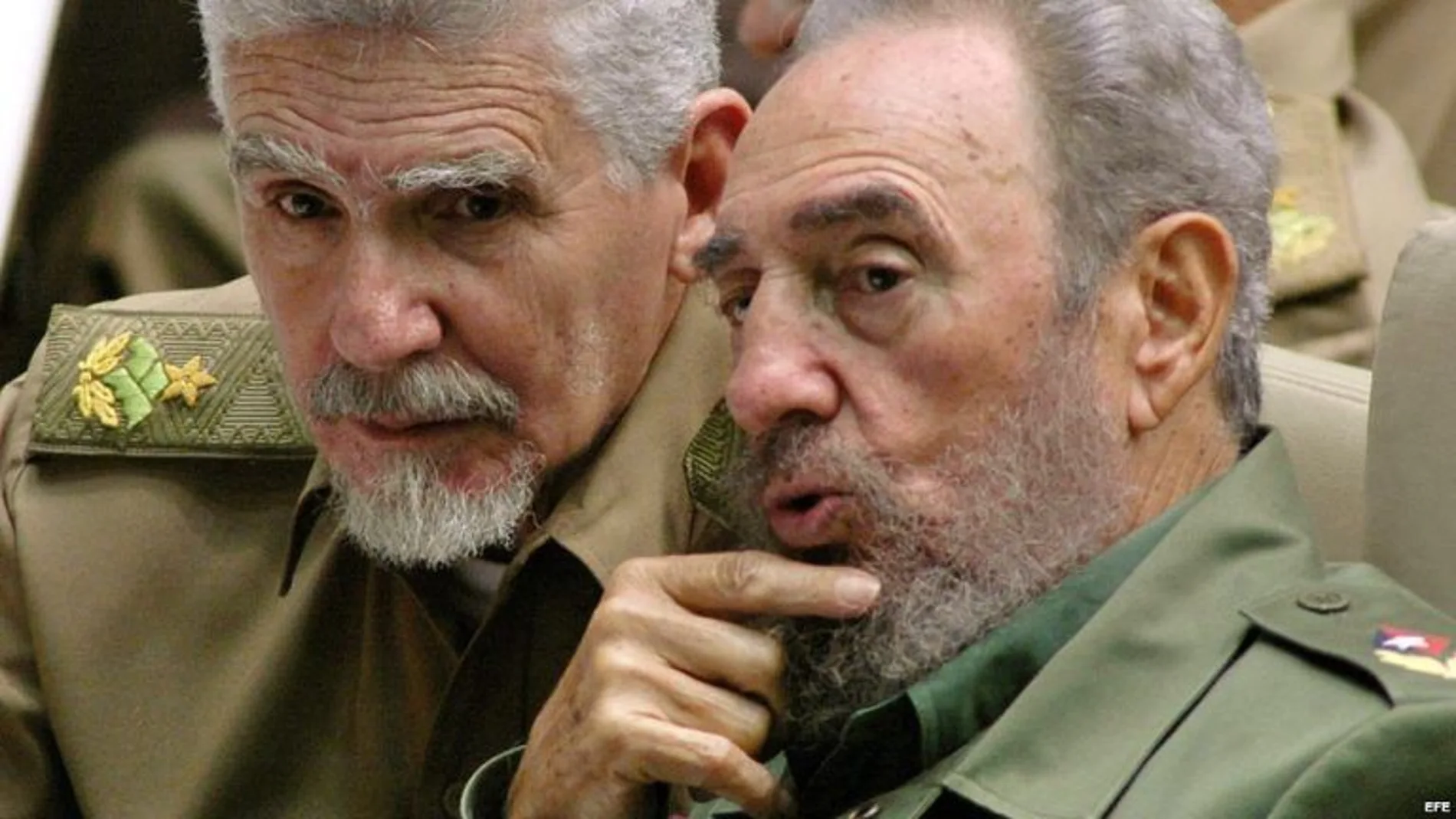 Ramiro Valdés con Fidel Castro en una foto de archivo
