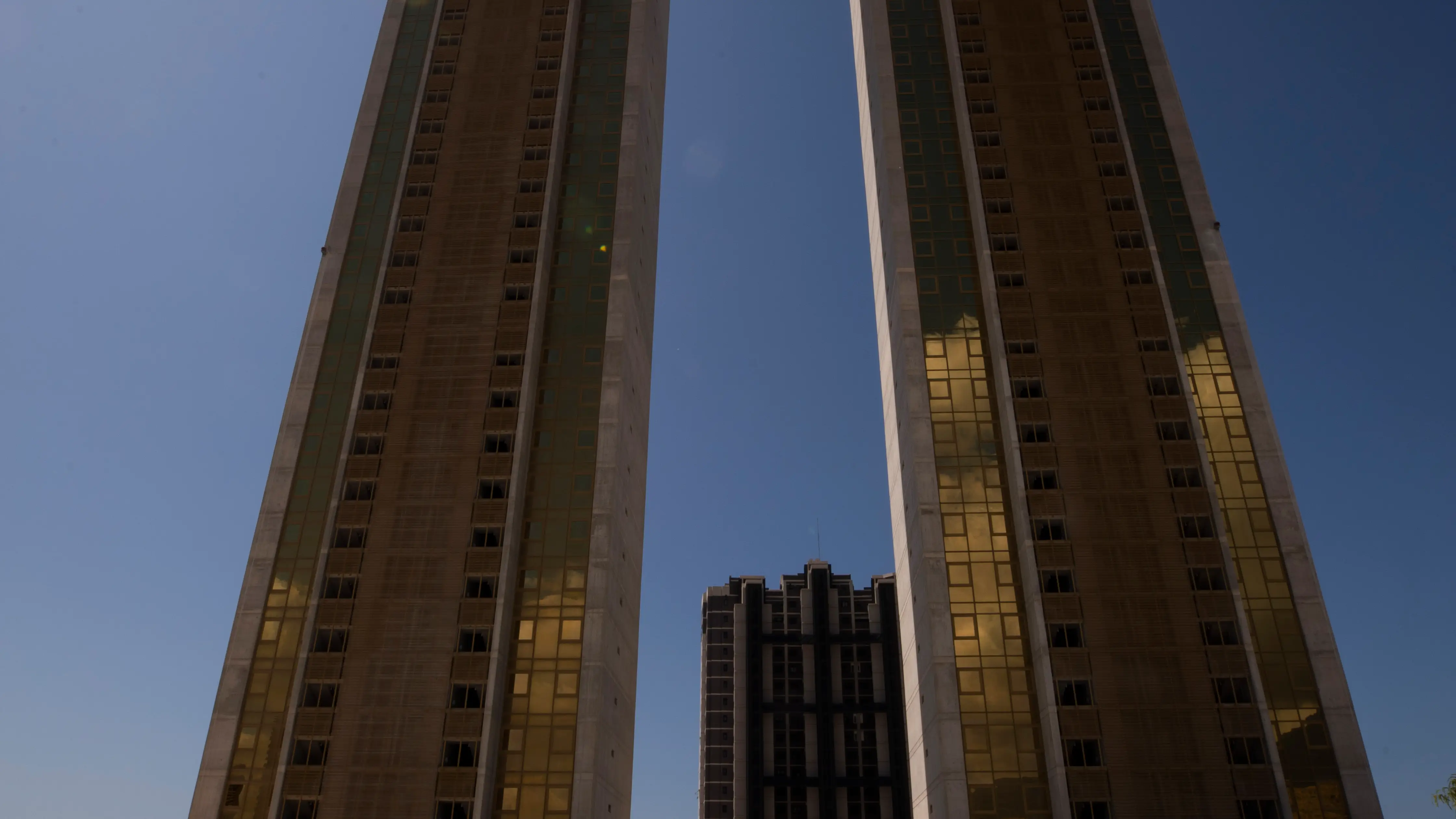 Vista desde abajo del rascacielos residencial más alto de la Unión Europea