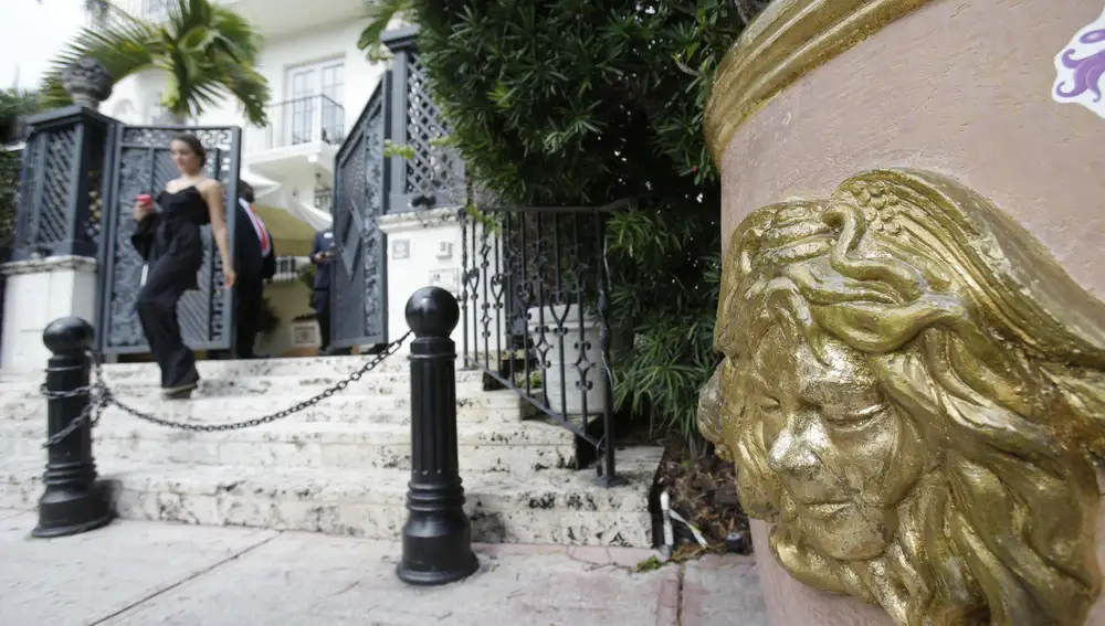 El logo de Versace en la mansión de Florida en la que aparecieron dos cadáveres