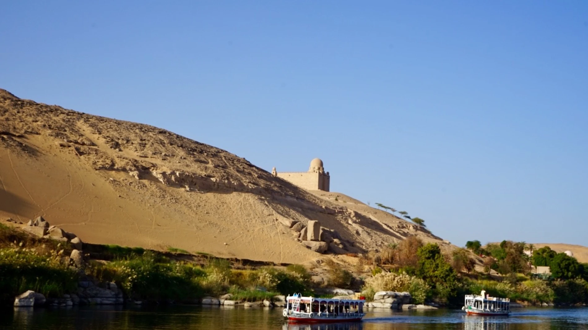 Barcos de paseo en uno de los márgenes del río Nilo.