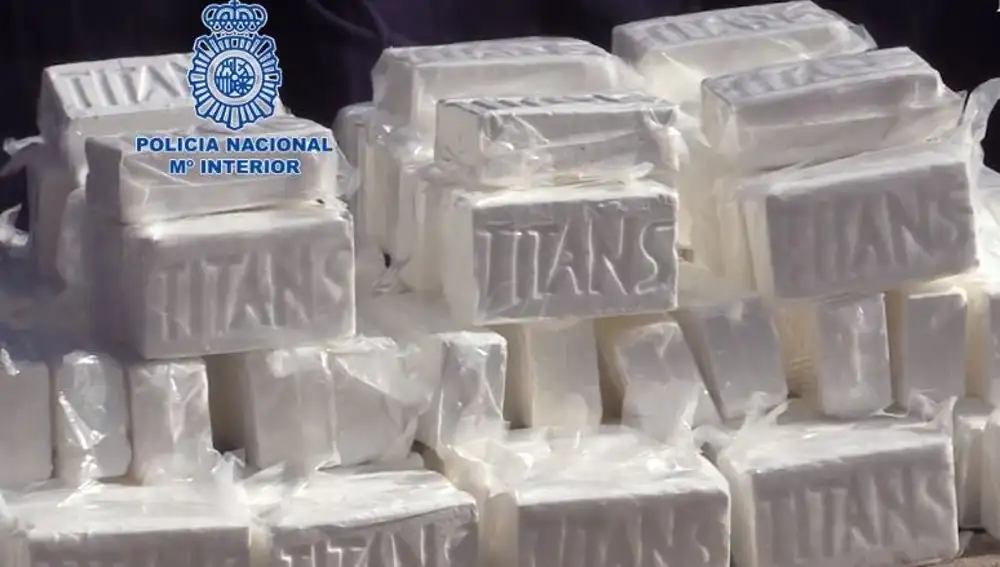 La Policía Nacional se incautó de varios paquetes de coca con la marca TITANS, por primera vez de menos de un kilo: eran pastillas de 300 gramos y medio kilo