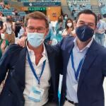 El presidente de la Junta de Galicia, Alberto Núñez Feijóo (i), junto al presidente de la Junta de Andalucía, Juan Manuel Moreno (d), este viernes en Santiago de Compostela